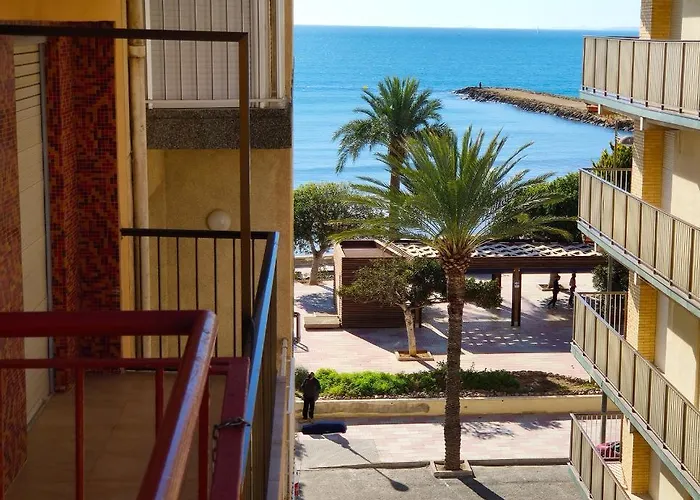 Sunny Apartment Near The Beach